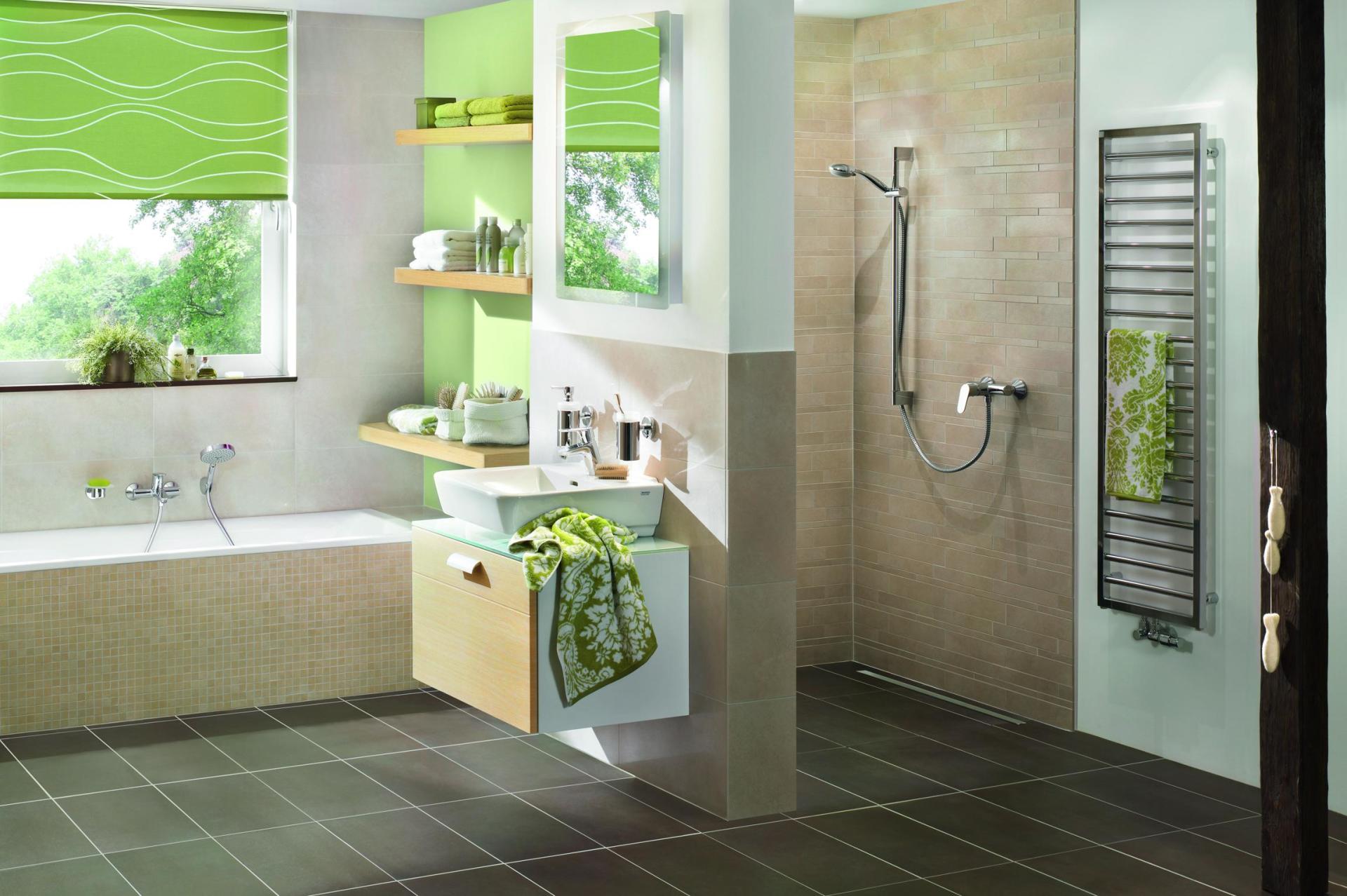 bath tub in bathroom